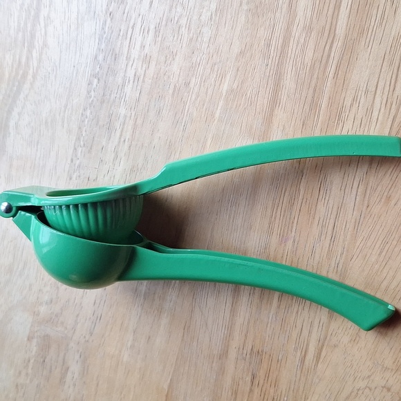 Manual Green Citrus Juicer - Picture 4 of 8